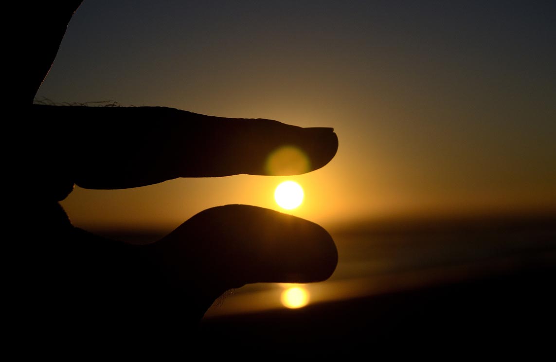 el sol entre los dedos